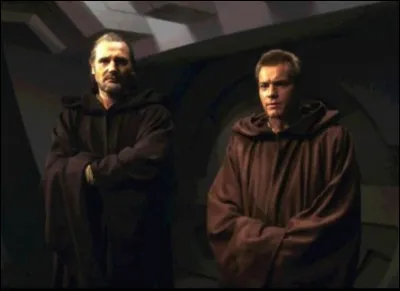 Dans le même épisode, au début, quand Qui-Gon et Obi Wan monte à bord du Vaisseau de la Fédération en tant qu'ambassadeurs, quel est le nom du droïde qui découvre la supercherie ?