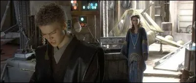 Dans l'épisode II, qui Anakin qualifie-t-il d'aussi sage que maître Yoda mais d'aussi puissant que maître Windu ?