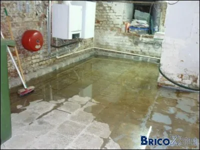 Que signifie l'expression québécoise « avoir de l'eau dans la cave » ?