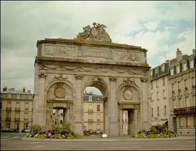 En France, on trouve, hélas, dans chaque ville (ou presque) un monument aux morts. Pendant la 1e Guerre mondiale, ils sont initialement dédiés aux personnes décédées et reconnues « morts pour la France » (sauf en Alsace-Moselle). Mais, ce ne sont pas les premiers à avoir été créés.
Quelle est la ville à avoir construit le 1e monument aux morts et pour quelle guerre ?