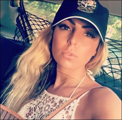 Qui arrive lors d'une épreuve pour emporter un membre dans sa famille ce qui bouleverse totalement Hillary ?