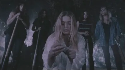 Épisode 4 : Que font les Liars au début de l'épisode, ce qui reprend la scène d'ouverture de la saison ?