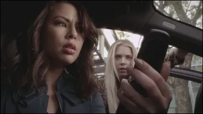 Que découvrent Mona et Hanna à la fin de l'épisode ?