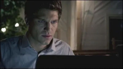 Que découvre Toby à propos d'Eliott Rollins ? (Révélé dans l'épisode suivant)