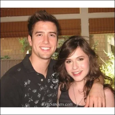 Comment s'appelle la petite amie de Logan ?