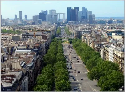 Cette large avenue va de la place de la Porte Maillot à la place de l'Etoile. Quel est son nom ?