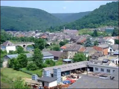 Nous partons en Champagne-Ardenne, aux Hautes-Rivières. Village près de la frontière belge, il se situe dans le département ...