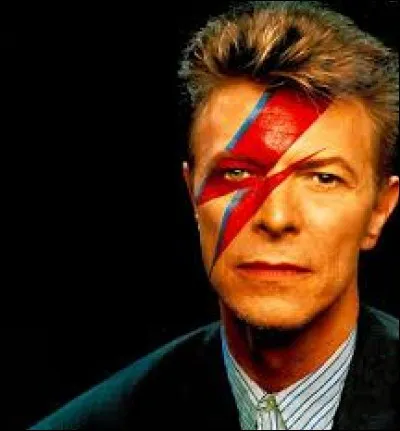 Ce chanteur britannique est connu pour ses nombreux tubes dont "Let's Dance" ou encore "Space Oddity", il s'agit de...