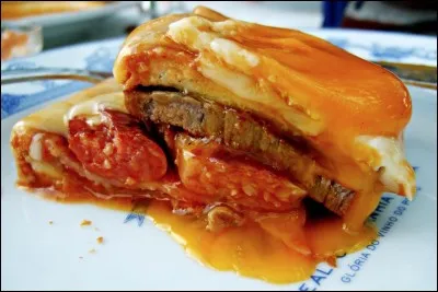 Dans quel pays mangerez-vous une préparation faite de pain de mie, de viande, de saucisses, avec du fromage fondu et de la sauce piquante, appelée "petite française" selon la traduction ?