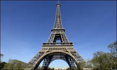 La Tour Eiffel culmine à 125 m environ.