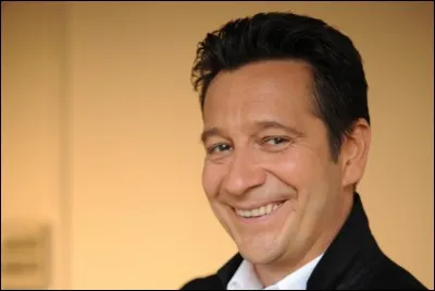 Né le 29 décembre 1967 cet imitateur et humoriste s'est rendu célèbre par ses imitations ironiques de célébrités du spectacle et de la télévision et des personnalités politiques. De qui s'agit-il ?