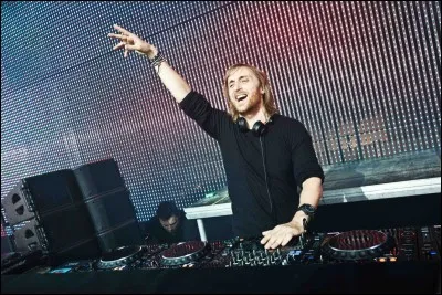 Né le 7 novembre 1967 à Paris, il est disc jockey et producteur de musique. Il a conquis une reconnaissance internationale dans le domaine de la musique électronique. De qui s'agit-il ?