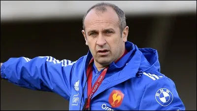 Ce rugbyman né le 19 avril 1967 a joué à Montferrand puis à Gloucester et a été sélectionneur de l'équipe de France de rugby à XV de 2011 à 2015. De qui s'agit-il ?