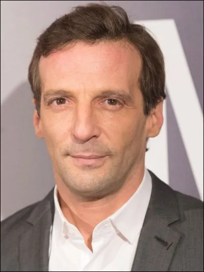 Né le 3 août 1967, il est réalisateur de films - dont "la Haine" et acteur - il est Nino, l'ami d'Amélie Poulain, puis le prêtre dans "Amen". De qui s'agit-il ?