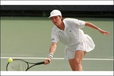 Née le 17 octobre 1967, cette joueuse de tennis française a été finaliste à Wimbledon en 1998. De qui s'agit-il ?