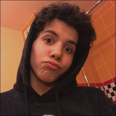 Sulivan porte-t-il des lunettes ?