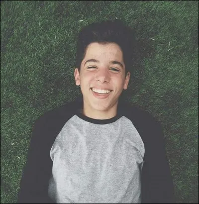 À quel âge a-t-il eu sa première copine ?