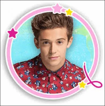 De qui Simon est-il amoureux à part Ambre ?