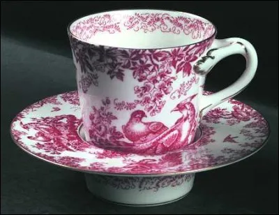 Comment s'appelle cette tasse du XVIIIe si&egrave;cle qui s'embo&icirc;te dans sa soucoupe ?