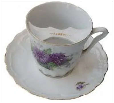 Son rebord int&eacute;rieur emp&ecirc;chait le liquide d'atteindre la pilosit&eacute; des buveurs, c'est la :