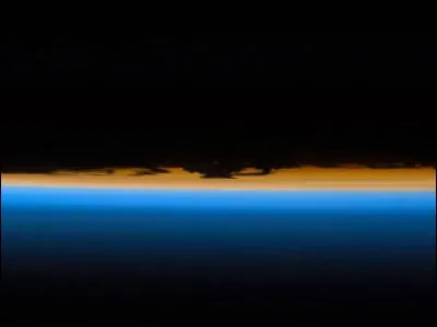 Le seul satellite de la Terre est la Lune ?