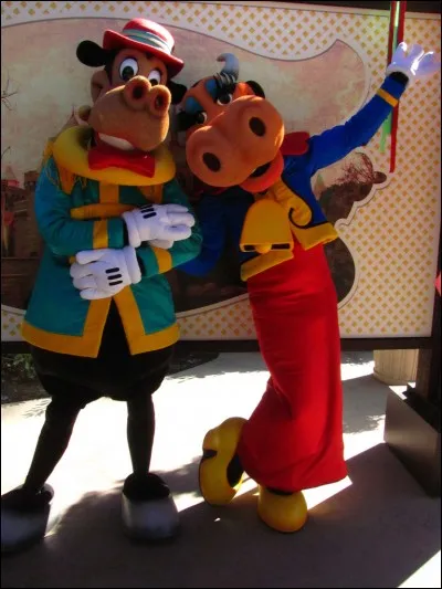 Avec qui le cheval Horace Horsecollar est-il fiancé?