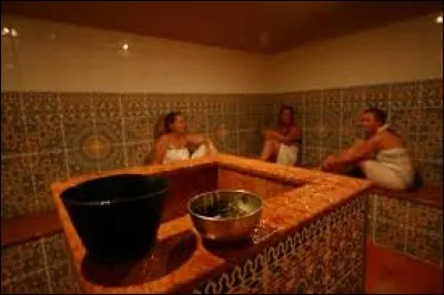 On peut y prendre des bains de vapeur.