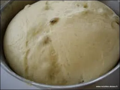 Elle fait lever la pâte.