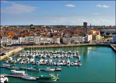 Ici se déroule une émission bien connue qui passe sur France2. Située en bord de mer, cette ville est très touristique.
L'endroit idéal pour de bonnes vacances ! Quelle ville est-ce ?