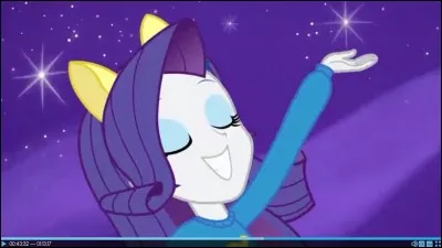 Dans Equestria Girl, de quelle couleur est la robe de Rarity pendant le bal ?