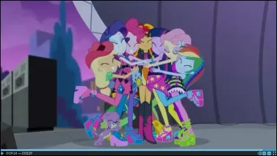 Dans Rainbow Rocks, quand les filles ont-elles des queues et des oreilles de poney ?