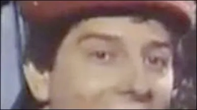 Compl&egrave;te la chanson de Licence IV (Viens boire un petit coup &agrave; la maison) : "Il y a du blanc, du rouge, du saucisson Et Gillou avec..."