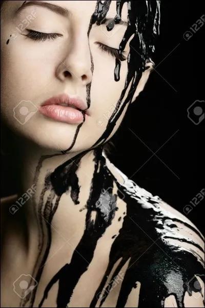 La colle peut être irritante pour la peau.