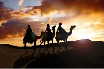 Selon la tradition, que font les Rois Mages en Espagne le 6 janvier ?