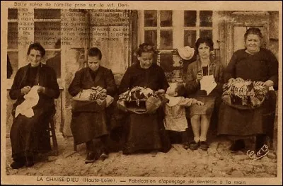 À l'époque, comment se transmettait l'art de la dentelle ?