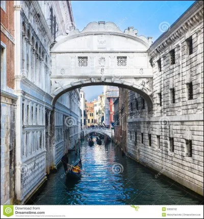 Dans laquelle de ces villes italiennes se situe le pont des Soupirs ?