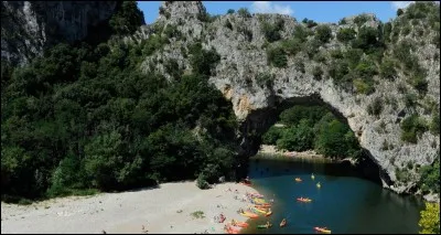 Le pont d'Arc est un pont naturel du sud de la France : quelle rivière (affluent du Rhône) enjambe-t-il ?