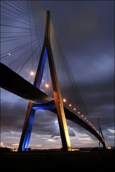 Le pont de Sutong est un pont à haubans franchissant le fleuve Yangtsé : dans quel pays se situe ce pont ?
