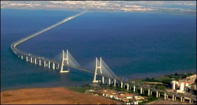 Ce viaduc, long de 17 km, qui franchit l'estuaire du Tage est le plus long pont d'Europe : quel est son nom ?