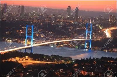 Dans lequel de ces pays se situe le pont du Bosphore, ce pont intercontinental rebaptisé "pont des Martyrs du 15-Juillet" ?