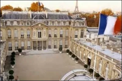 Qui est le premier président socialiste de la Ve République française ?