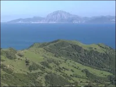 Quels pays sont séparés par le détroit de Gibraltar ?
