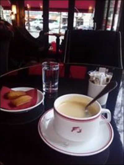 À Paris, j'aime bien prendre un jus dans le coin alors je vais au Fouquet's boire un petit café.