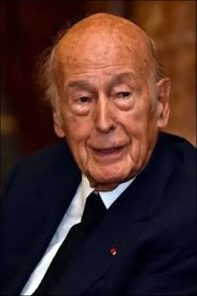 Giscard retrouve ces cinquante ans : il a l'air d'un sage qui fait quinqua.