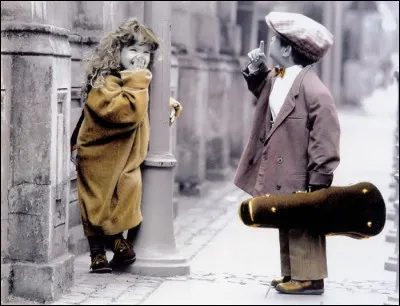 Qui chantait "Nous avions dix ans à peine, tous nos jeux étaient les mêmes" ?