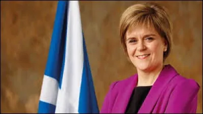 Nicola Sturgeon est Première ministre de l'Écosse. Sur le drapeau national écossais figure la croix de...