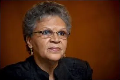 Michèle Pierre-Louis devint Première ministre d'Haïti en 2008. Comment s'appelait un membre de la milice haïtienne sous le régime dictatorial des Duvalier ?