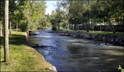 ADOUR - Dans laquelle de ces villes ne passe pas ce fleuve du sud-ouest de la France ?