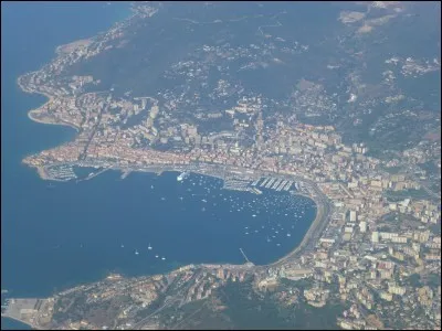 AJACCIO - Sur lequel de ces golfes se situe le chef-lieu du département de la Corse-du-Sud ?