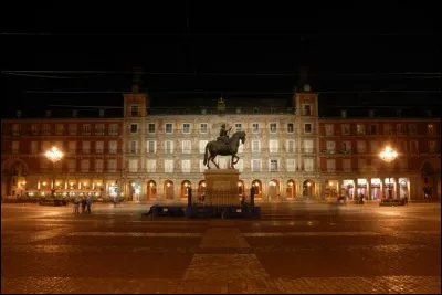 Voici une des plus belles places du Monde, entièrement piétonne, et qui fut réaménagée en 1580 à l'initiative de Philippe II, et fut dans le passé ravagée par trois incendies. Laquelle ?